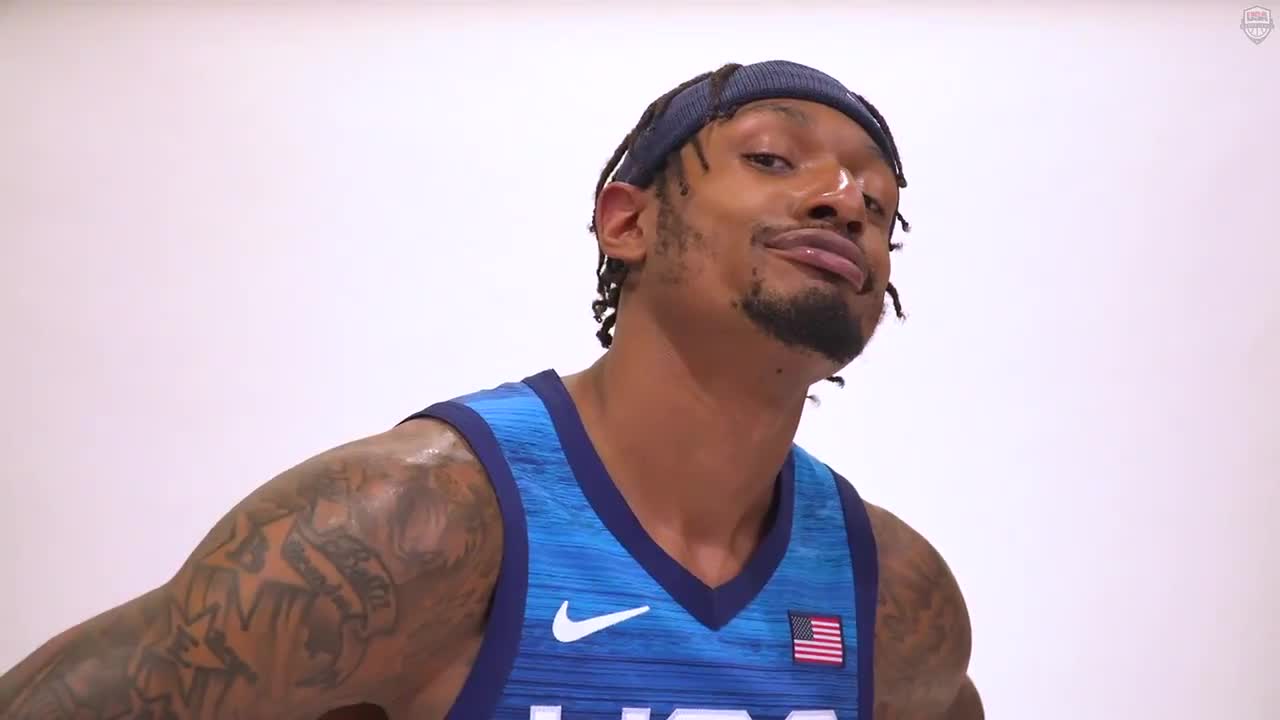 国家队还卖萌?美国队拍定妆照 比尔摆出经典叉腰卖萌表情